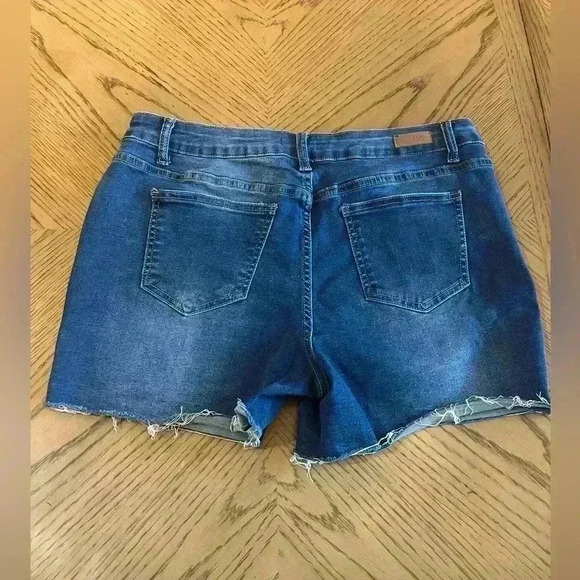 Bleu Denim & Design Co Cut-Off Shorts Button Fly Sz 12 Stretchy raw hem like new - Picture 6 of 8